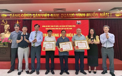 Đảng bộ Trung ương Hội Luật gia Việt Nam trao tặng Huy hiệu Đảng cho các đảng viên