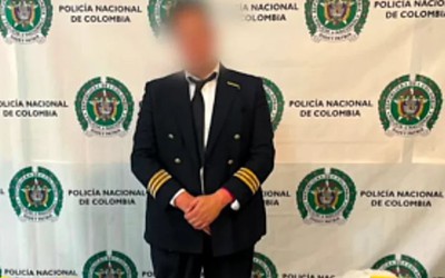 Colombia: Bắt người đàn ông cải trang thành phi công, quấn chất cấm quanh người