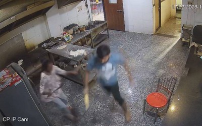 Đang chuẩn bị đồ ăn, đầu bếp bỏ chạy khi thấy thứ đáng sợ
