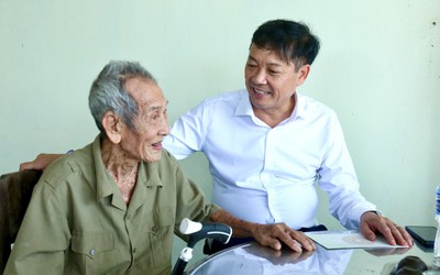 Phó Chủ tịch Thường trực UBND tỉnh Lâm Đồng thăm, tặng quà gia đình người có công