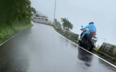 Đi đường đồi giữa trời mưa, tài xế xe máy gặp tình huống "ngàn cân treo sợi tóc"