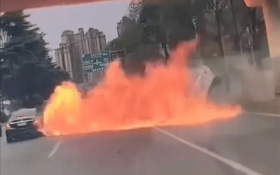 Bị xe phía sau tông trúng, ô tô bốc cháy dữ dội