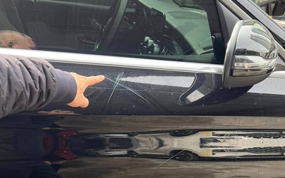 Người phụ nữ đập phá xe Mercedes GLC200 đỗ trước cửa nhà sắp hầu tòa