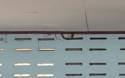 Nhìn lên trần nhà, học sinh bỏ chạy khi thấy cảnh tượng đáng sợ