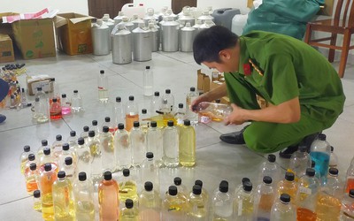 Phá đường dây sản xuất, bán nước hoa giả trên Shopee, khởi tố 13 bị can