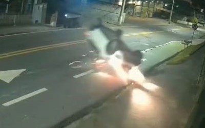Ô tô mất kiểm soát, lật úp trên phố và cái kết bất ngờ phía sau