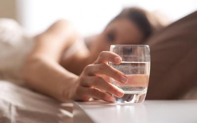 Thói quen uống nước trước khi ngủ: Lợi ích và tác hại cần biết