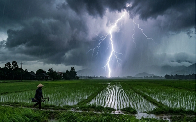 3 mẹ con bị sét đánh khi chỉ còn cách nhà 100m, 2 bé gái tử vong thương tâm