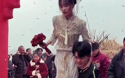 Vừa thấy cô dâu, chú rể làm điều bất ngờ khiến hai họ "đứng hình"