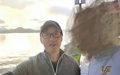 Người đàn ông phát hiện "bí mật động trời" sau khi giúp người lạ chụp ảnh