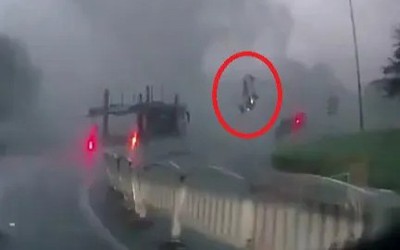 Ô tô bị cuốn "bay" lên trời khiến người đi đường sốc nặng