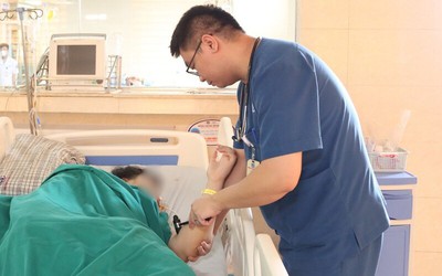 Thiếu niên 15 tuổi bị đột quỵ trong nhà vệ sinh, bác sĩ cảnh báo dấu hiệu không nên bỏ qua