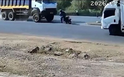 Người đàn ông phản xạ cực nhanh, thoát chết ngay trước đầu xe tải