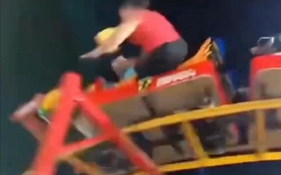 Nữ du khách văng xa 4 mét khi chơi tàu lượn siêu tốc