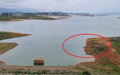 "Hiện tượng lạ" xuất hiện ở đập nước, người dân ùn ùn kéo đến xem