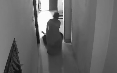 Con dâu tấn công mẹ chồng ngay trong nhà, hàng xóm chạy tới giải cứu