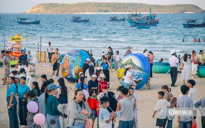 Con đường thúng chai rực rỡ sắc màu hút khách ở biển Long Thủy