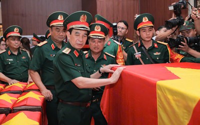 Đại tướng Phan Văn Giang dâng hương tưởng niệm các anh hùng liệt sĩ tại Công viên Lê Thị Riêng