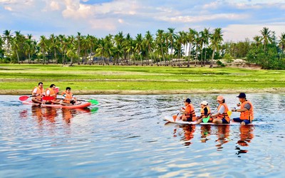 Du khách thích thú chèo thuyền, ngắm chim trên đầm nước ngọt sát biển ở Quảng Ngãi