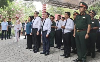 Chủ tịch Quốc hội Trần Thanh Mẫn dâng hương, dâng hoa các anh hùng liệt sĩ tại Công viên Lê Thị Riêng