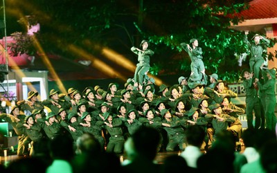Xúc động cầu truyền hình "Sao sáng dẫn đường" tri ân các anh hùng liệt sĩ