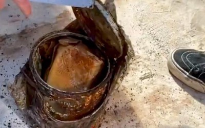 Cặp vợ chồng sốc nặng khi phát hiện cọc tiền chôn trong ngôi nhà cũ