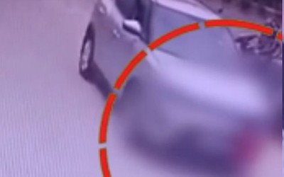 Chạy ra đường chơi, bé trai 3 tuổi gặp tai nạn