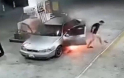 Ô tô bốc cháy dữ dội khi đang đổ xăng, 2 người bỏ chạy thoát thân