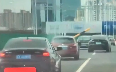 Thanh thép đâm xuyên qua kính chắn gió ô tô, tài xế thoát chết