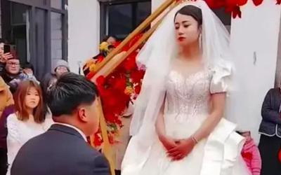 Giữa đám cưới, cô dâu liên tục có "biểu cảm lạ" khiến quan khách xôn xao