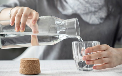 Uống nước ấm 60 độ suốt ngày, cô gái trẻ 20 tuổi đi khám nhận kết quả liền "bật khóc"