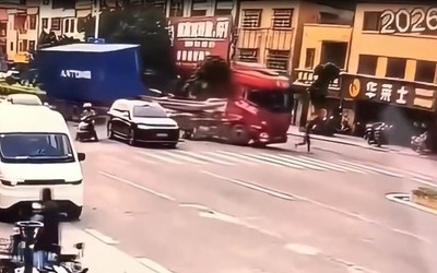Xe tải đâm trúng nhiều phương tiện, người đàn ông bỏ chạy thoát thân