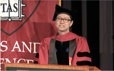 Chàng trai 2 lần bị trường đại học từ chối nay trở thành tiến sĩ Harvard, bài phát biểu gây xúc động