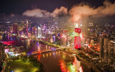 Saigon Marina IFC thắp sáng bầu trời đêm 2/7: Tự hào tỏa sáng cùng thành phố, tôn vinh nửa thế kỷ mang tên Bác
