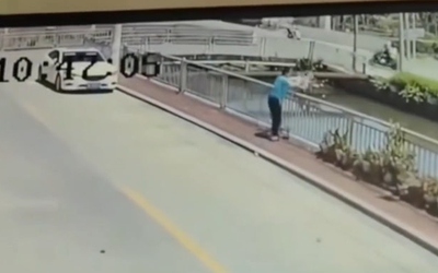 Người đàn ông bế bé gái ném xuống sông rồi bỏ đi
