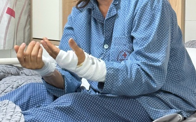 Tê bì tay, không bế nổi cháu người phụ nữ suýt mất chức năng bàn tay