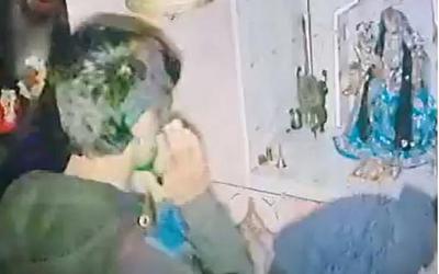 Đi ăn trộm, gã đàn ông có hành động "lạ" khiến người xem kinh ngạc