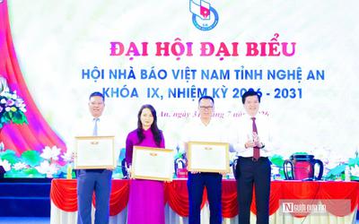 Tạp chí Đời sống & Pháp luật nhận bằng khen của Ủy ban MTTQ Việt Nam tỉnh Nghệ An