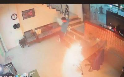 Sạc dự phòng phát nổ trên bàn khiến chủ nhà hoảng hốt