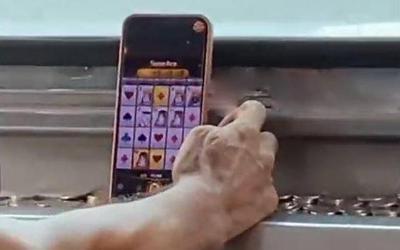 Tài xế vừa lái xe vừa chơi game đánh bạc trực tuyến