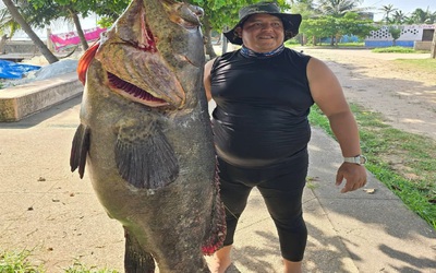 2 cha con bắt được con cá mú khổng lồ nặng 75 kg trên biển