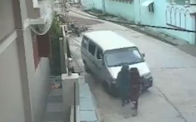 Tài xế ô tô đâm trúng 2 người phụ nữ rồi vứt xe bỏ chạy