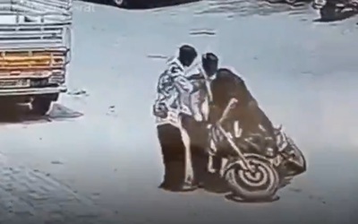 Màn dàn cảnh tai nạn, cướp điện thoại nhanh như chớp trên phố