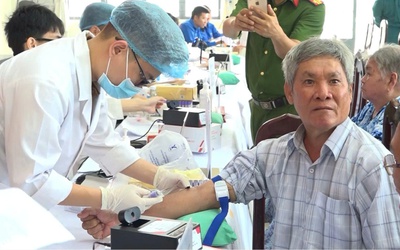 Lấy mẫu ADN thân nhân nghi liệt sĩ Huỳnh Văn Quên vừa được tìm thấy tại Công viên Lê Thị Riêng