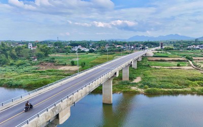 Cận cảnh cầu 150 tỷ đồng "nối đôi bờ vui", người dân hết cảnh đi vòng hơn 20km