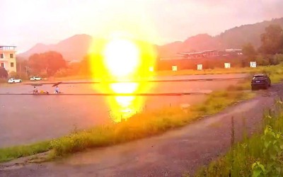 Ngồi câu cá dưới trời mưa, người đàn ông bị sét đánh trúng