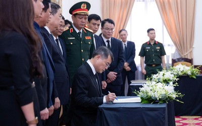 Lãnh đạo Đảng, Nhà nước viếng Chủ tịch Quốc hội Lào Saysomphone Phomvihane
