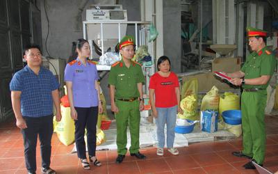 Khởi tố 2 đối tượng bán gạo giả "Séng Cù Mường Khương"