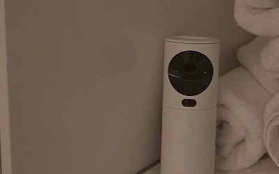 Cặp vợ chồng phát hiện camera quay lén hướng thẳng vào giường ngủ