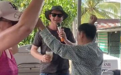 Đang đạp xe, khách Tây được mời vào đám giỗ và cái kết bất ngờ